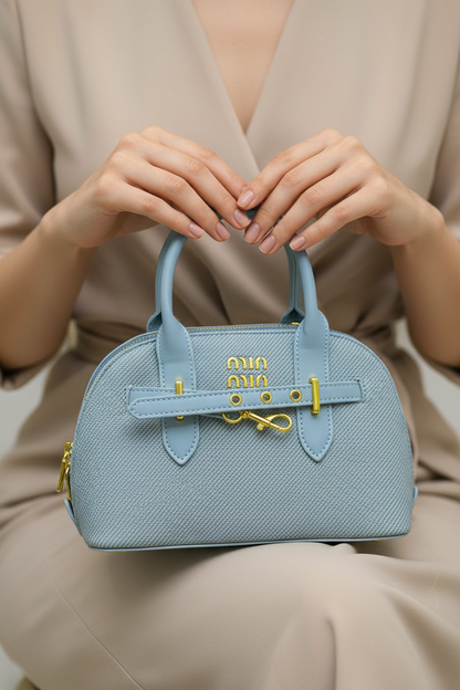 Mains tenant le sac avec grâce