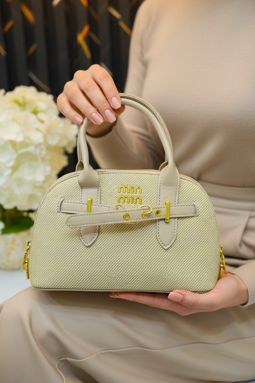 Mains tenant le sac beige avec grâce