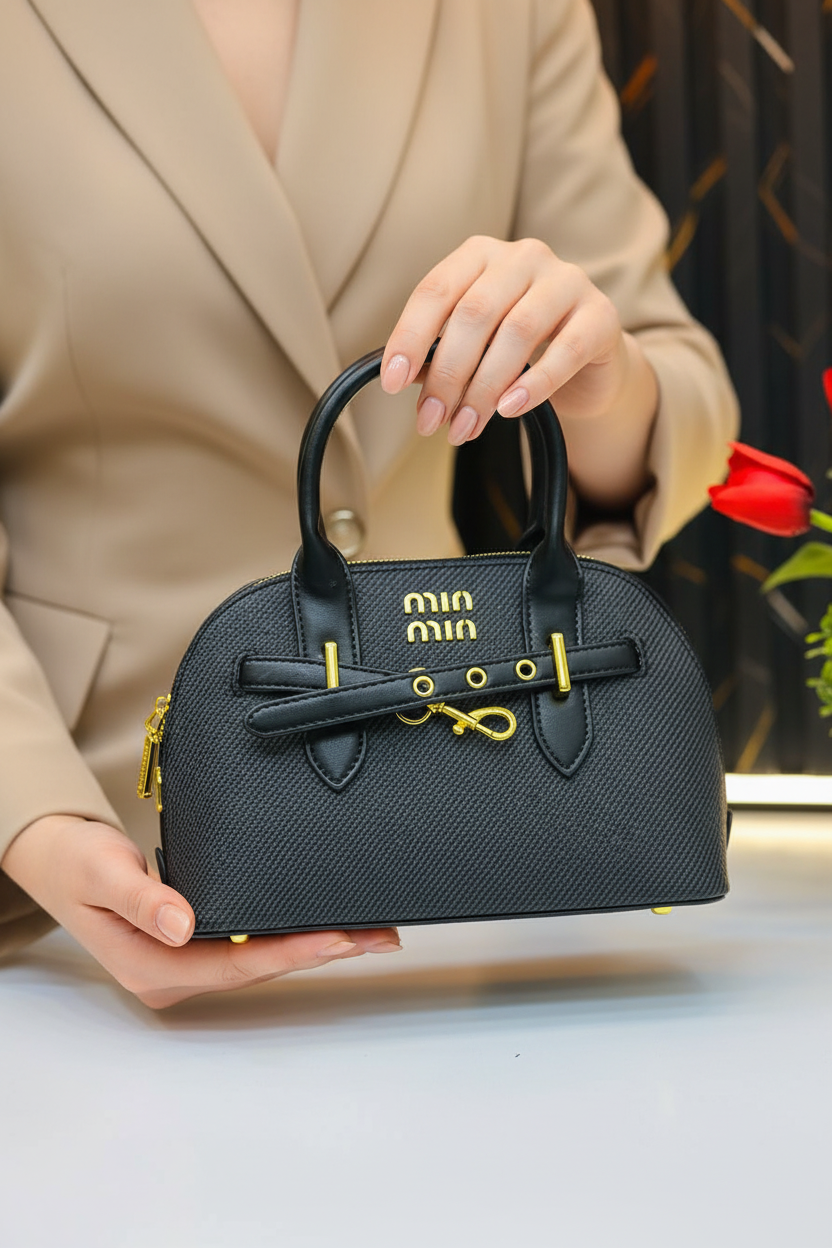 Mains tenant le sac noir avec grâce